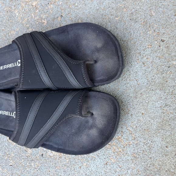 Merrell Men's Black Flip-Flops - Picture 3 of 5